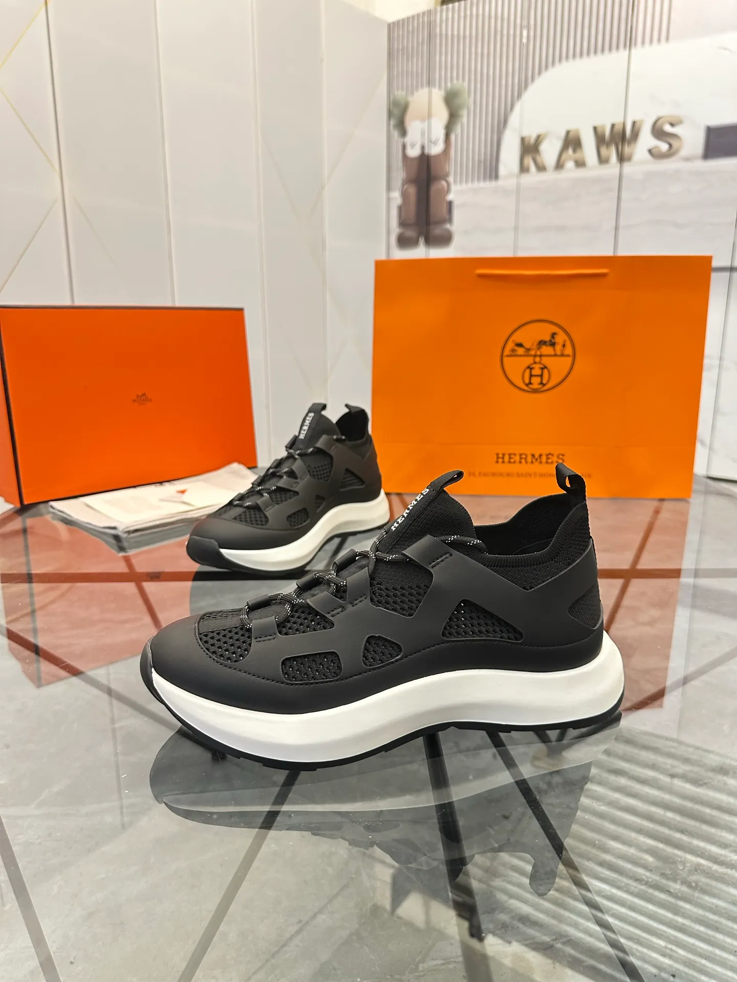 Men's shoes for sale 💰: 💰P660¥ High-end top quality Product trademark: Hermes *"Hermès*" low-top casual shoes Regular size: 38-45 (can be customized to 46) Product materials: upper imported first-layer cowhide stitched with original fabric, original rubber sheet, breathable lining, cowhide foot pads, original outsole. No.: 001